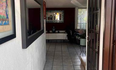 Renta de casa en fraccionamiento cerrado con 3 recámaras y  jardín