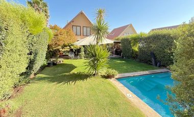 Casa en Venta, Umbral de Chicureo, 4 dormit.+servicio+piscinas+4 estacionamientos