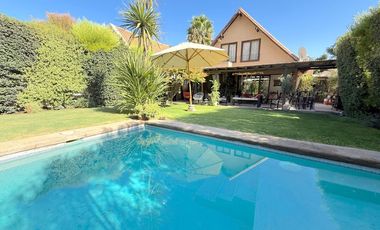 Casa en Venta, Umbral de Chicureo, 4 dormit.+servicio+piscinas+4 estacionamientos