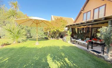 Casa en Venta, Umbral de Chicureo, 4 dormit.+servicio+piscinas+4 estacionamientos