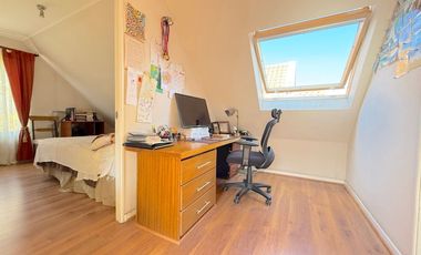 Casa en Venta, Umbral de Chicureo, 4 dormit.+servicio+piscinas+4 estacionamientos
