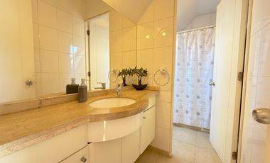 Casa en Venta, Umbral de Chicureo, 4 dormit.+servicio+piscinas+4 estacionamientos