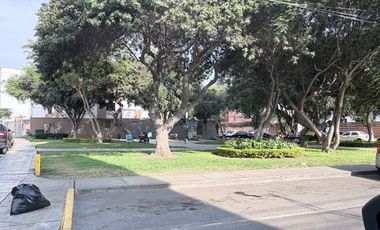 Departamento en Primer Piso con salida a Parque Santiago de Surco