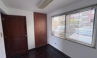Departamento en Primer Piso con salida a Parque Santiago de Surco