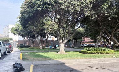 Departamento en Primer Piso con salida a Parque Santiago de Surco
