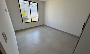 URBANIZACION ALBA DEL BOSQUE ALQUILO PRECIOSA Y LUJOSA VILLA POR ESTRENAR, DOS PLANTAS, CUATRO DORMITORIOS