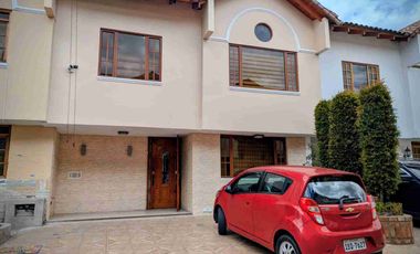 Casa en conjunto habitacional.