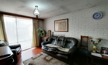 Casa de 3 dormitorios y 2 baños, 2 estacionamientos Patio y Antejardín calle México altura 9.400 Comuna La Florida.
