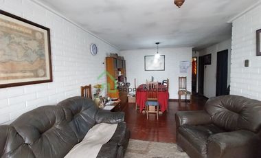 Casa de 3 dormitorios y 2 baños, 2 estacionamientos Patio y Antejardín calle México altura 9.400 Comuna La Florida.