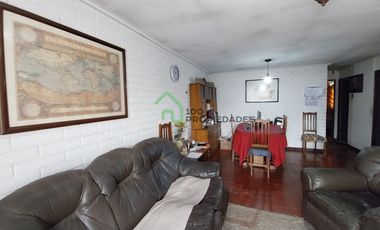 Casa de 3 dormitorios y 2 baños, 2 estacionamientos Patio y Antejardín calle México altura 9.400 Comuna La Florida.