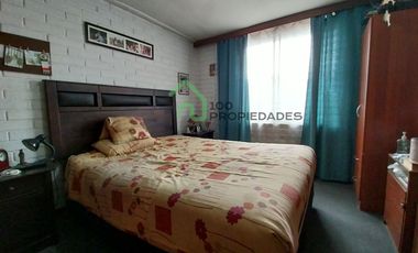 Casa de 3 dormitorios y 2 baños, 2 estacionamientos Patio y Antejardín calle México altura 9.400 Comuna La Florida.