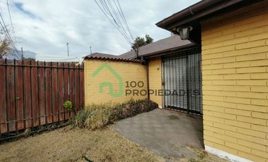 Casa de 3 dormitorios y 2 baños, 2 estacionamientos Patio y Antejardín calle México altura 9.400 Comuna La Florida.