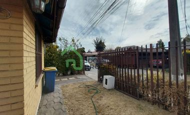 Casa de 3 dormitorios y 2 baños, 2 estacionamientos Patio y Antejardín calle México altura 9.400 Comuna La Florida.