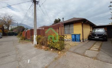 Casa de 3 dormitorios y 2 baños, 2 estacionamientos Patio y Antejardín calle México altura 9.400 Comuna La Florida.