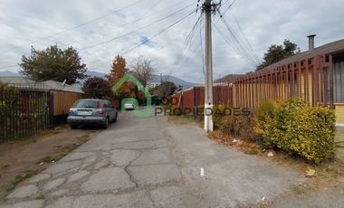 Casa de 3 dormitorios y 2 baños, 2 estacionamientos Patio y Antejardín calle México altura 9.400 Comuna La Florida.