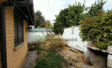 Casa de 3 dormitorios y 2 baños, 2 estacionamientos Patio y Antejardín calle México altura 9.400 Comuna La Florida.