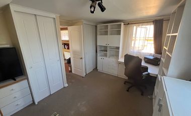SE VENDE PROPIEDAD EN PEÑALOLEN, 4 HABITACIONES, 3 BAÑOS, SEGURIDAD 24/7 (MICROBARRIO), RIEGO AUTOMATICO EN JARDÍN (POR PAISAJISTA)DELANTERO Y TRASERO