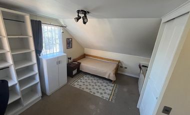 SE VENDE PROPIEDAD EN PEÑALOLEN, 4 HABITACIONES, 3 BAÑOS, SEGURIDAD 24/7 (MICROBARRIO), RIEGO AUTOMATICO EN JARDÍN (POR PAISAJISTA)DELANTERO Y TRASERO