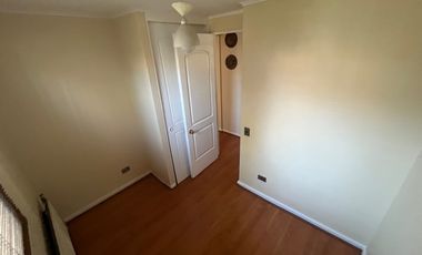 SE VENDE PROPIEDAD EN PEÑALOLEN, 4 HABITACIONES, 3 BAÑOS, SEGURIDAD 24/7 (MICROBARRIO), RIEGO AUTOMATICO EN JARDÍN (POR PAISAJISTA)DELANTERO Y TRASERO