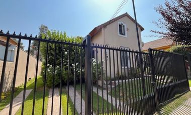 SE VENDE PROPIEDAD EN PEÑALOLEN, 4 HABITACIONES, 3 BAÑOS, SEGURIDAD 24/7 (MICROBARRIO), RIEGO AUTOMATICO EN JARDÍN (POR PAISAJISTA)DELANTERO Y TRASERO
