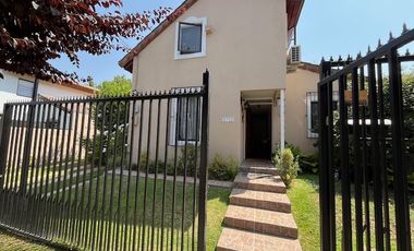 SE VENDE PROPIEDAD EN PEÑALOLEN, 4 HABITACIONES, 3 BAÑOS, SEGURIDAD 24/7 (MICROBARRIO), RIEGO AUTOMATICO EN JARDÍN (POR PAISAJISTA)DELANTERO Y TRASERO