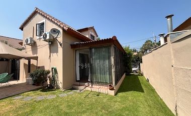 SE VENDE PROPIEDAD EN PEÑALOLEN, 4 HABITACIONES, 3 BAÑOS, SEGURIDAD 24/7 (MICROBARRIO), RIEGO AUTOMATICO EN JARDÍN (POR PAISAJISTA)DELANTERO Y TRASERO