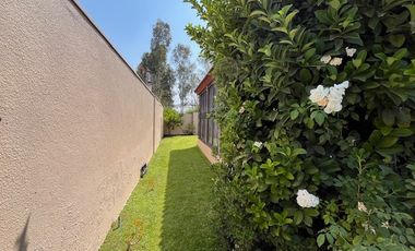 SE VENDE PROPIEDAD EN PEÑALOLEN, 4 HABITACIONES, 3 BAÑOS, SEGURIDAD 24/7 (MICROBARRIO), RIEGO AUTOMATICO EN JARDÍN (POR PAISAJISTA)DELANTERO Y TRASERO