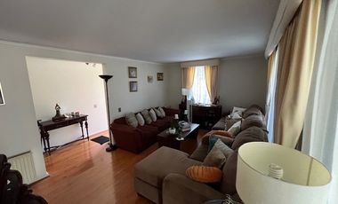 SE VENDE PROPIEDAD EN PEÑALOLEN, 4 HABITACIONES, 3 BAÑOS, SEGURIDAD 24/7 (MICROBARRIO), RIEGO AUTOMATICO EN JARDÍN (POR PAISAJISTA)DELANTERO Y TRASERO