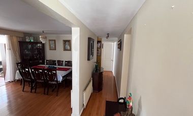 SE VENDE PROPIEDAD EN PEÑALOLEN, 4 HABITACIONES, 3 BAÑOS, SEGURIDAD 24/7 (MICROBARRIO), RIEGO AUTOMATICO EN JARDÍN (POR PAISAJISTA)DELANTERO Y TRASERO
