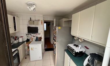 SE VENDE PROPIEDAD EN PEÑALOLEN, 4 HABITACIONES, 3 BAÑOS, SEGURIDAD 24/7 (MICROBARRIO), RIEGO AUTOMATICO EN JARDÍN (POR PAISAJISTA)DELANTERO Y TRASERO