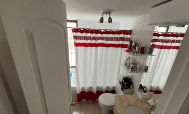 SE VENDE PROPIEDAD EN PEÑALOLEN, 4 HABITACIONES, 3 BAÑOS, SEGURIDAD 24/7 (MICROBARRIO), RIEGO AUTOMATICO EN JARDÍN (POR PAISAJISTA)DELANTERO Y TRASERO