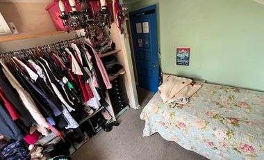 SE VENDE PROPIEDAD EN PEÑALOLEN, 4 HABITACIONES, 3 BAÑOS, SEGURIDAD 24/7 (MICROBARRIO), RIEGO AUTOMATICO EN JARDÍN (POR PAISAJISTA)DELANTERO Y TRASERO