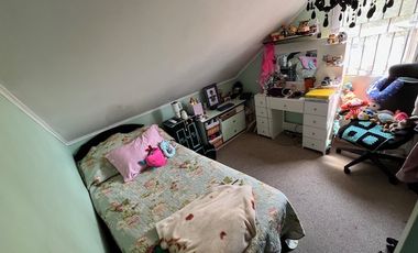 SE VENDE PROPIEDAD EN PEÑALOLEN, 4 HABITACIONES, 3 BAÑOS, SEGURIDAD 24/7 (MICROBARRIO), RIEGO AUTOMATICO EN JARDÍN (POR PAISAJISTA)DELANTERO Y TRASERO