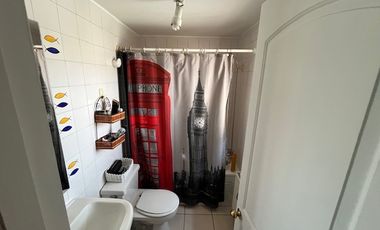 SE VENDE PROPIEDAD EN PEÑALOLEN, 4 HABITACIONES, 3 BAÑOS, SEGURIDAD 24/7 (MICROBARRIO), RIEGO AUTOMATICO EN JARDÍN (POR PAISAJISTA)DELANTERO Y TRASERO