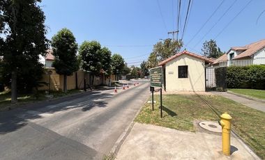 SE VENDE PROPIEDAD EN PEÑALOLEN, 4 HABITACIONES, 3 BAÑOS, SEGURIDAD 24/7 (MICROBARRIO), RIEGO AUTOMATICO EN JARDÍN (POR PAISAJISTA)DELANTERO Y TRASERO