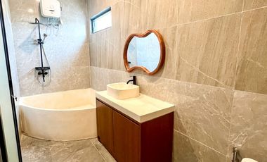 FOR SALE VILLA BRAND NEW FULL FURNISHED WITH LARGE SWIMMING POOL AT PERERENAN