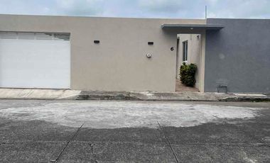 CASA GRANDE DE UN NIVEL, EN RENTA LAGOS DE PUENTE MORENO, JARDÍN, ASADOR GARAJE PARA 3 AUTOS, CLIMATIZADA AL 100% $12,500