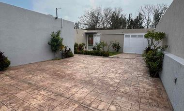 CASA GRANDE DE UN NIVEL, EN RENTA LAGOS DE PUENTE MORENO, JARDÍN, ASADOR GARAJE PARA 3 AUTOS, CLIMATIZADA AL 100% $12,500
