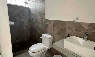 CASA GRANDE DE UN NIVEL, EN RENTA LAGOS DE PUENTE MORENO, JARDÍN, ASADOR GARAJE PARA 3 AUTOS, CLIMATIZADA AL 100% $12,500