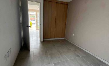 CASA GRANDE DE UN NIVEL, EN RENTA LAGOS DE PUENTE MORENO, JARDÍN, ASADOR GARAJE PARA 3 AUTOS, CLIMATIZADA AL 100% $12,500