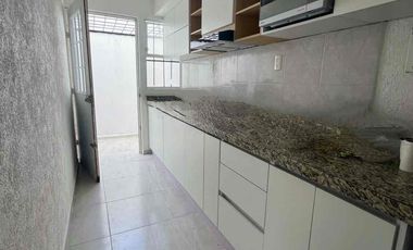 CASA GRANDE DE UN NIVEL, EN RENTA LAGOS DE PUENTE MORENO, JARDÍN, ASADOR GARAJE PARA 3 AUTOS, CLIMATIZADA AL 100% $12,500
