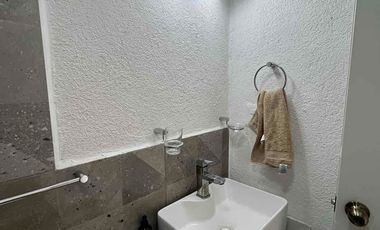 CASA GRANDE DE UN NIVEL, EN RENTA LAGOS DE PUENTE MORENO, JARDÍN, ASADOR GARAJE PARA 3 AUTOS, CLIMATIZADA AL 100% $12,500