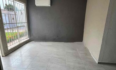 CASA GRANDE DE UN NIVEL, EN RENTA LAGOS DE PUENTE MORENO, JARDÍN, ASADOR GARAJE PARA 3 AUTOS, CLIMATIZADA AL 100% $12,500