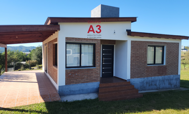 OPORTUNIDAD- Casa a estrenar con doble acceso, privacidad y a 600 m del lago