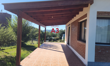 OPORTUNIDAD- Casa a estrenar con doble acceso, privacidad y a 600 m del lago