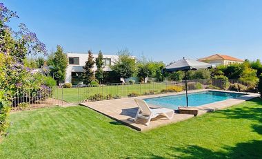 VENTA: MEDITERRÁNEA DE LUJO | QUINCHO, BAR Y SALA DE JUEGOS INTEGRADA | LAS BRISAS DE CHICUREO | UF 22.900