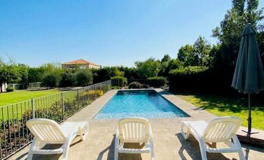 VENTA: MEDITERRÁNEA DE LUJO | QUINCHO, BAR Y SALA DE JUEGOS INTEGRADA | LAS BRISAS DE CHICUREO | UF 22.900
