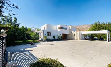 VENTA: MEDITERRÁNEA DE LUJO | QUINCHO, BAR Y SALA DE JUEGOS INTEGRADA | LAS BRISAS DE CHICUREO | UF 22.900