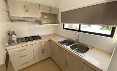 CASA CON 2 RECÁMARAS EN PRIVADA, CONKAL