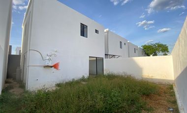 CASA CON 2 RECÁMARAS EN PRIVADA, CONKAL